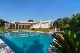Vilamoura – 3-bedroom villa with basement and private pool