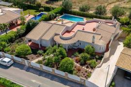 Vilamoura – 3-bedroom villa with basement and private pool