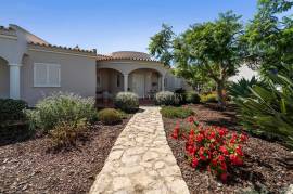 Vilamoura – 3-bedroom villa with basement and private pool