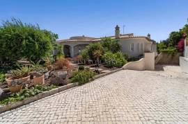 Vilamoura – 3-bedroom villa with basement and private pool