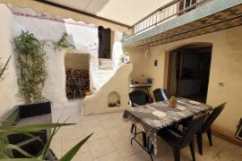 A Very Attractive Village House And Guest Cottage, Offering A Total Of 150 M2 Of Living Space, With A Courtyard And A French Terrace.