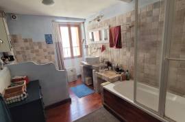 A Very Attractive Village House And Guest Cottage, Offering A Total Of 150 M2 Of Living Space, With A Courtyard And A French Terrace.