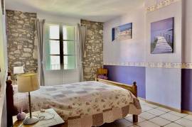Pretty Winegrowers House With 6 Bedrooms, Large Convertible Loft, Lovely Terrace And Non Attached Garden With Pool.