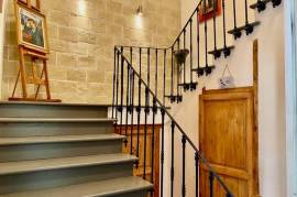 Pretty Winegrowers House With 6 Bedrooms, Large Convertible Loft, Lovely Terrace And Non Attached Garden With Pool.