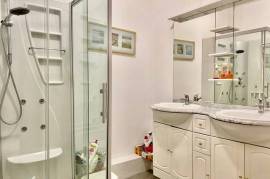 Pretty Winegrowers House With 6 Bedrooms, Large Convertible Loft, Lovely Terrace And Non Attached Garden With Pool.