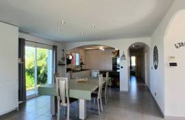 Charming Single Storey Villa With 4 Bedrooms And 2 Bathrooms On A Landscaped Plot Of 1026 M2 With Heated Pool, Garages And Summer Kitchen, In A Peaceful Setting.