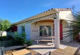 Charming Single Storey Villa With 4 Bedrooms And 2 Bathrooms On A Landscaped Plot Of 1026 M2 With Heated Pool, Garages And Summer Kitchen, In A Peaceful Setting.
