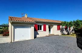 Charming Single Storey Villa With 4 Bedrooms And 2 Bathrooms On A Landscaped Plot Of 1026 M2 With Heated Pool, Garages And Summer Kitchen, In A Peaceful Setting.