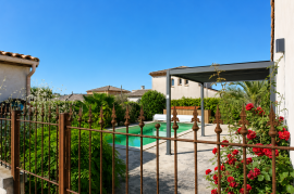 Charming Single Storey Villa With 4 Bedrooms And 2 Bathrooms On A Landscaped Plot Of 1026 M2 With Heated Pool, Garages And Summer Kitchen, In A Peaceful Setting.
