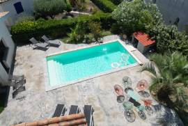 Charming Single Storey Villa With 4 Bedrooms And 2 Bathrooms On A Landscaped Plot Of 1026 M2 With Heated Pool, Garages And Summer Kitchen, In A Peaceful Setting.