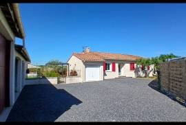 Charming Single Storey Villa With 4 Bedrooms And 2 Bathrooms On A Landscaped Plot Of 1026 M2 With Heated Pool, Garages And Summer Kitchen, In A Peaceful Setting.