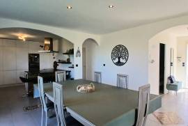 Charming Single Storey Villa With 4 Bedrooms And 2 Bathrooms On A Landscaped Plot Of 1026 M2 With Heated Pool, Garages And Summer Kitchen, In A Peaceful Setting.