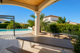 Charming Single Storey Villa With 4 Bedrooms And 2 Bathrooms On A Landscaped Plot Of 1026 M2 With Heated Pool, Garages And Summer Kitchen, In A Peaceful Setting.