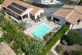 Charming Single Storey Villa With 4 Bedrooms And 2 Bathrooms On A Landscaped Plot Of 1026 M2 With Heated Pool, Garages And Summer Kitchen, In A Peaceful Setting.