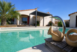 Charming Single Storey Villa With 4 Bedrooms And 2 Bathrooms On A Landscaped Plot Of 1026 M2 With Heated Pool, Garages And Summer Kitchen, In A Peaceful Setting.
