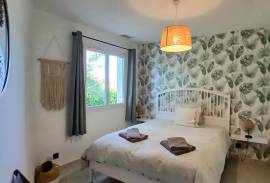 Charming Single Storey Villa With 4 Bedrooms And 2 Bathrooms On A Landscaped Plot Of 1026 M2 With Heated Pool, Garages And Summer Kitchen, In A Peaceful Setting.
