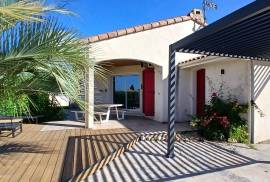 Charming Single Storey Villa With 4 Bedrooms And 2 Bathrooms On A Landscaped Plot Of 1026 M2 With Heated Pool, Garages And Summer Kitchen, In A Peaceful Setting.