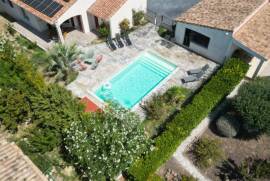 Charming Single Storey Villa With 4 Bedrooms And 2 Bathrooms On A Landscaped Plot Of 1026 M2 With Heated Pool, Garages And Summer Kitchen, In A Peaceful Setting.