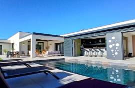 Magnificent Contemporary Villa With 220 M2 Of Living Space And Spa On 1570 M2 With Pool, Summer Kitchen And Peaceful Setting