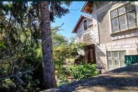 Casa de dos plantas con amplio jardín y pozo de agua privado en el pueblo de Aleksandrovo