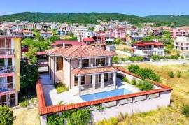 Casa con piscina y vistas al mar — Sveti Vlas