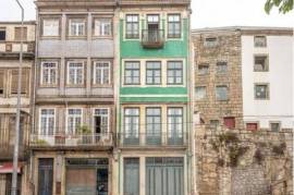 Fully renovated building in Miragaia with river views.