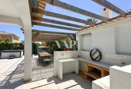 Renovated 5 Bedroom Villa with Pool and Jacuzzi in Almancil Renovated 5 Bedroom Villa with Pool and Jacuzzi in Almancil