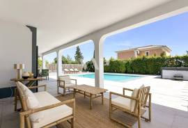 Renovated 5 Bedroom Villa with Pool and Jacuzzi in Almancil Renovated 5 Bedroom Villa with Pool and Jacuzzi in Almancil