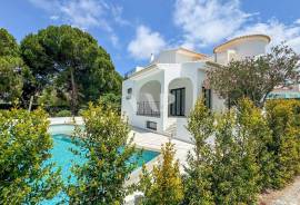 4 bedroom villa with pool, Vilamoura