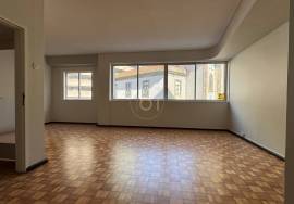 4 bedroom apartment for rent in downtown Porto 4 bedroom apartment for rent in downtown Porto
