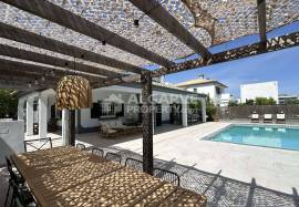 Centrally Located 5 Bedroom Villa with pool in Almancil, Algarve