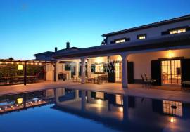 Centrally Located 5 Bedroom Villa with pool in Almancil, Algarve Centrally Located 5 Bedroom Villa with pool in Almancil, Algarve