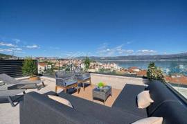 Slatine, Fully Furnished Apartment with Stunning Sea Views