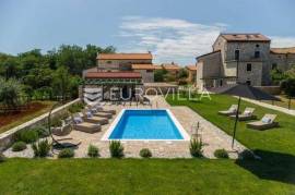 Istria, Umag, authentic Istrian stone house 260 m², surrounded by greenery, 1349 m² garden