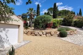 A Beautiful Single-Storey Villa Set On 1233 M2 Of Land With A Swimming Pool And Approximately 155 M2 Of Living Space.