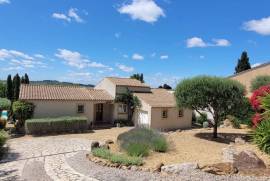 A Beautiful Single-Storey Villa Set On 1233 M2 Of Land With A Swimming Pool And Approximately 155 M2 Of Living Space.