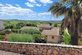 A Beautiful Single-Storey Villa Set On 1233 M2 Of Land With A Swimming Pool And Approximately 155 M2 Of Living Space.