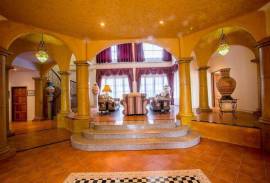 Large Tuscan Designed Pool Villa Close to Town