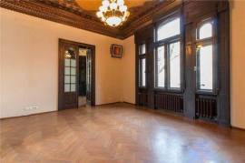 Suitable for residence, office, or embassy in the prestigious Bulevardul Dacia area, near Parcul Ioanid, Bucharest.