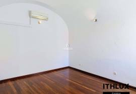 4 bedroom villa with garage and large private backyard in the Historic Center of Évora