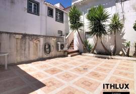 4 bedroom villa with garage and large private backyard in the Historic Center of Évora