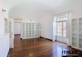4 bedroom villa with garage and large private backyard in the Historic Center of Évora