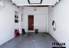 4 bedroom villa with garage and large private backyard in the Historic Center of Évora