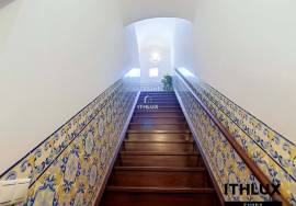 4 bedroom villa with garage and large private backyard in the Historic Center of Évora