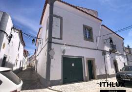 4 bedroom villa with garage and large private backyard in the Historic Center of Évora