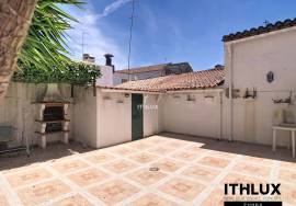 4 bedroom villa with garage and large private backyard in the Historic Center of Évora