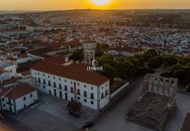 4 bedroom villa with garage and large private backyard in the Historic Center of Évora