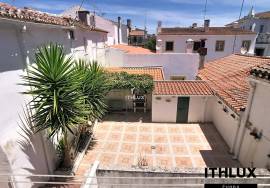 4 bedroom villa with garage and large private backyard in the Historic Center of Évora