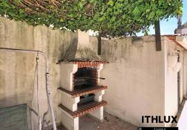 4 bedroom villa with garage and large private backyard in the Historic Center of Évora