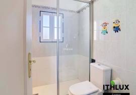 4 bedroom villa with garage and large private backyard in the Historic Center of Évora